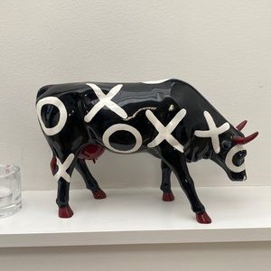 CowParade "Hugs and smooches" resin cow statue